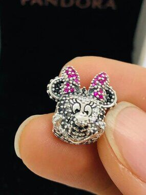 ✨✨Pandora Disney Sparkling Minnie Portrait Charm